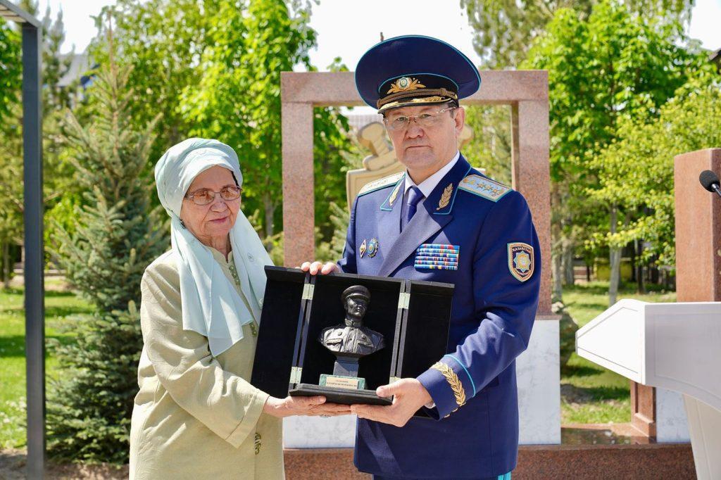 Ұлт қаһарманына құрмет 2 ee4154a5 a343 4ff9 86e1 a2a544d9d605