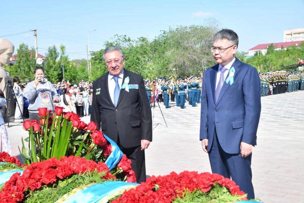 Атыраулықтар мәңгілік алауға гүл шоқтарын қойды 3 311dca0c a4f8 4cd3 94e6 1f12728c6ed3