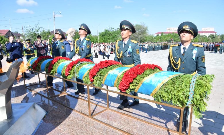 Атыраулықтар мәңгілік алауға гүл шоқтарын қойды 1 4eaae281 27f1 4cf1 a0a9 41cfa87749d2