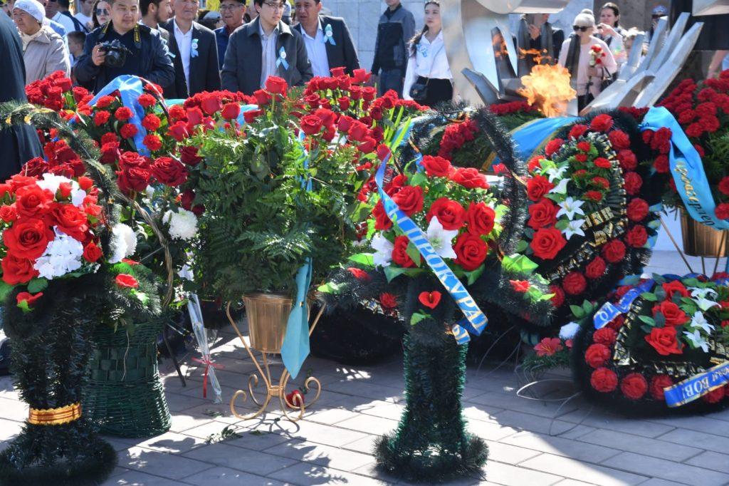Атыраулықтар мәңгілік алауға гүл шоқтарын қойды 7 7f98d128 5600 4ad1 a667 b1884193ebcd