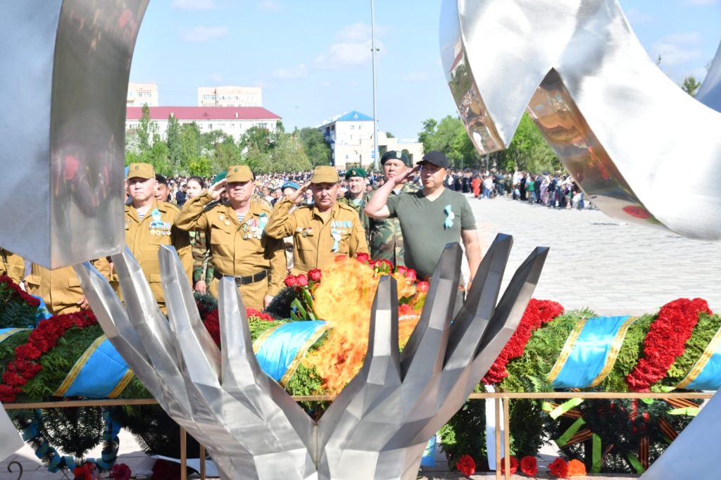 Атыраулықтар мәңгілік алауға гүл шоқтарын қойды 6 a3f0fc4d 4b41 4d3e 8af2 2cf0824d73f7