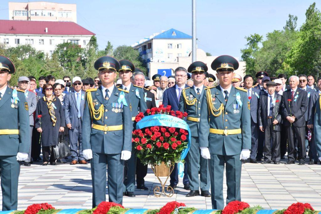 Атыраулықтар мәңгілік алауға гүл шоқтарын қойды 2 c4af82d8 9f96 4f0f a7b4 2bf4e6256dd4