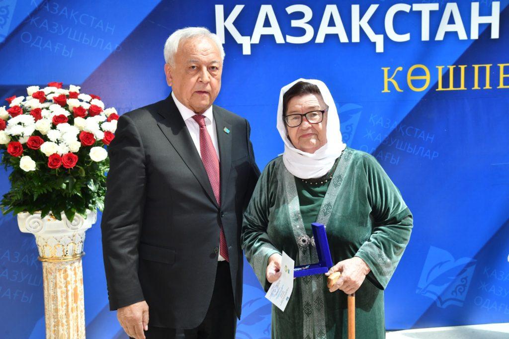 Атыраулық қаламгерлерге “Қазақстанның Құрметті жазушысы” атағы берілді 2 kkkk 1