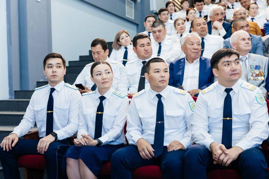 Аймақ басшысы құқық қорғау органдарының қызметкерлерін кәсіби мерекелерімен құттықтады 5 img 7164