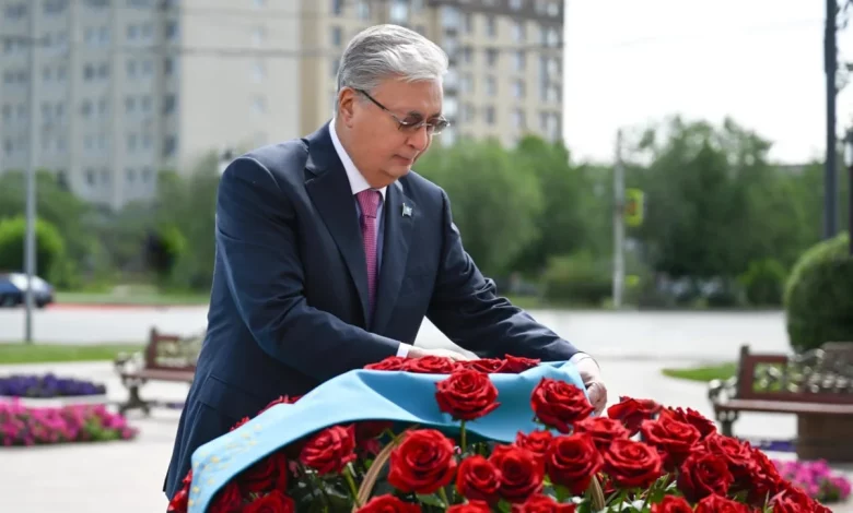 Президент Әлия Молдағұлованың мемориалдық ескерткіш кешеніне гүл шоғын қойды 1 prezi