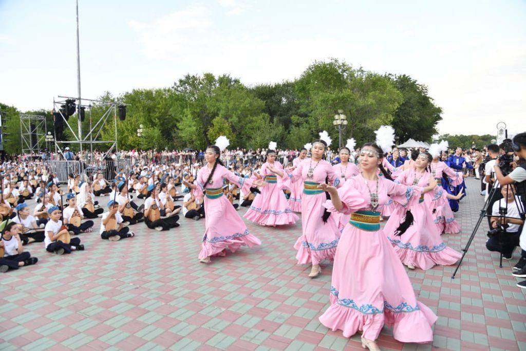 Ұлттық домбыра күні кең көлемде аталып өтті 4 d8cf1d9d 69e9 4583 a6a2 b6f4ba87e5eb